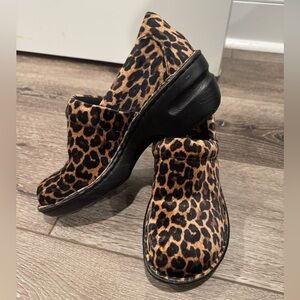 b.o.c. Women's Peggy Clog Leopard faux fur